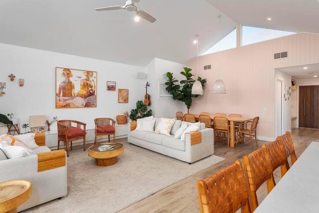 Luxe Modern 4 Bedroom Waterfront Holiday home