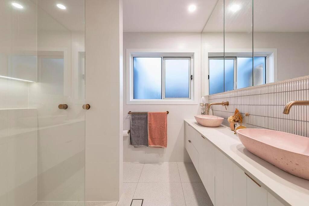 Luxe Modern 4 Bedroom Waterfront Holiday home *