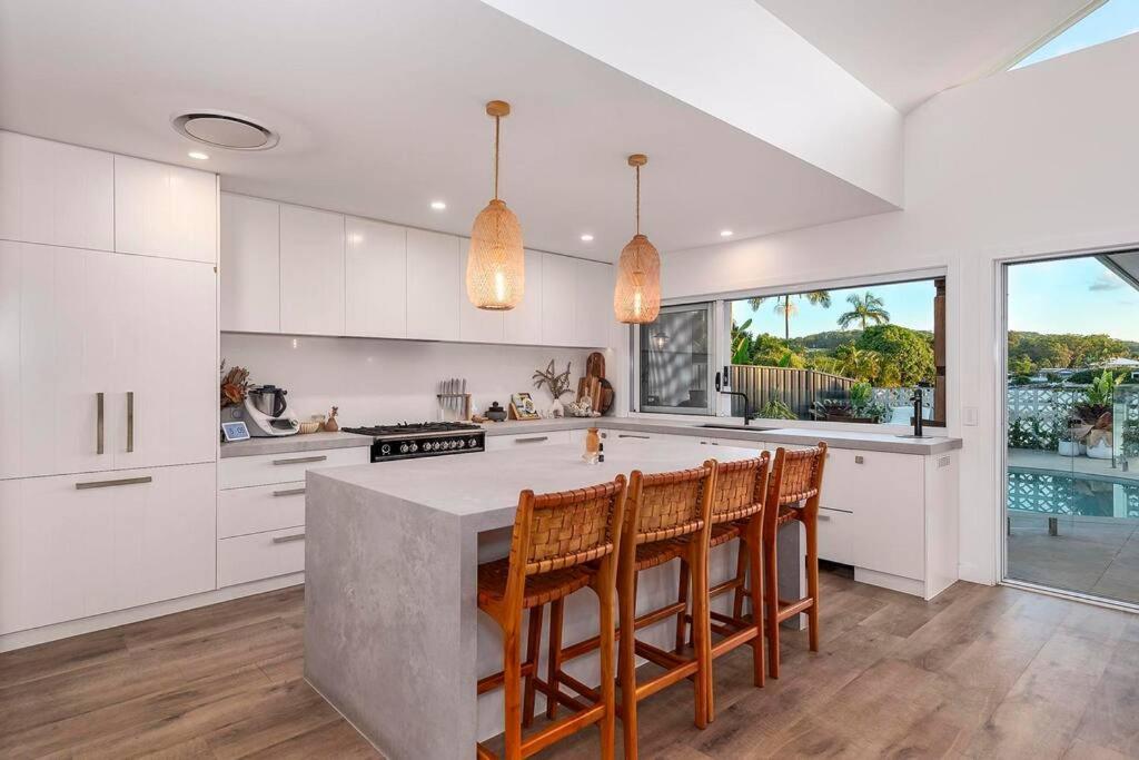 Luxe Modern 4 Bedroom Waterfront *