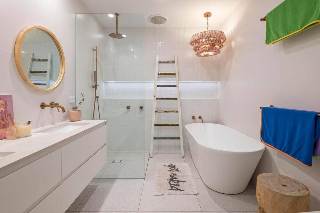 Luxe Modern 4 Bedroom Waterfront * Gold Coast