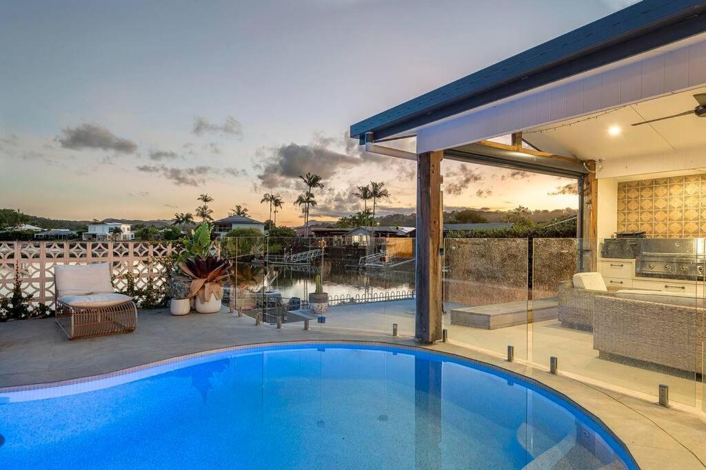 Luxe Modern 4 Bedroom Waterfront Holiday home