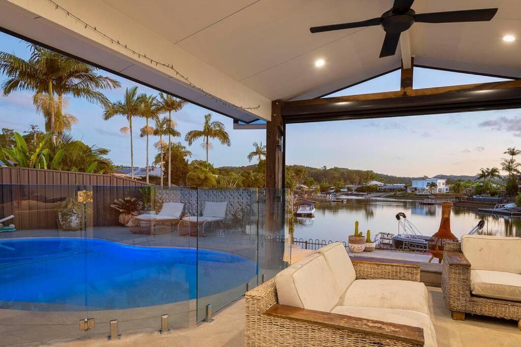 Luxe Modern 4 Bedroom Waterfront Holiday home