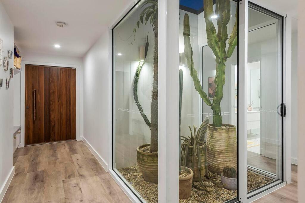 Luxe Modern 4 Bedroom Waterfront *